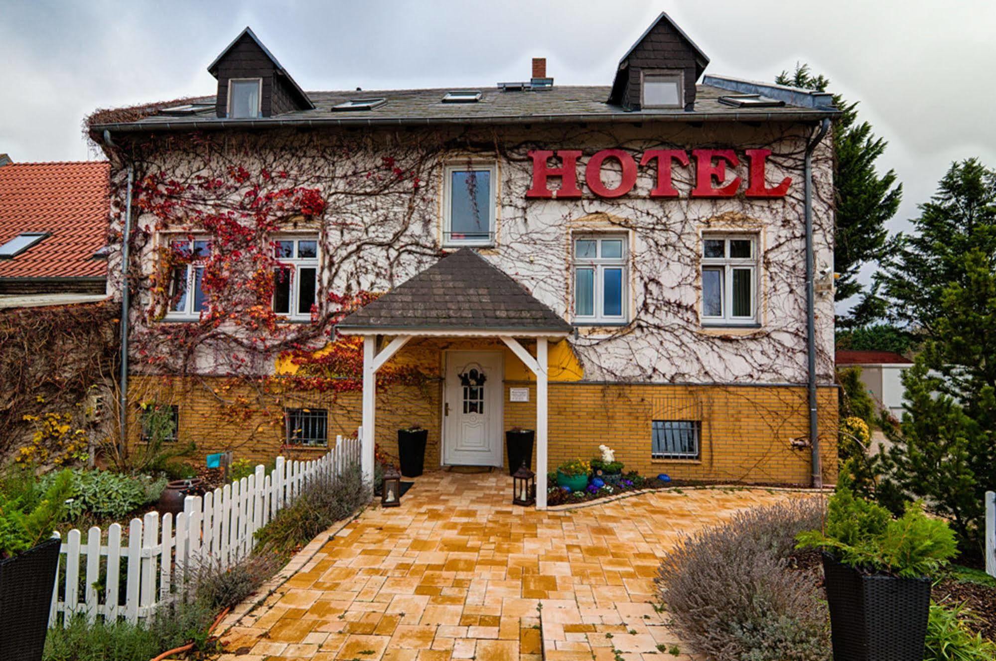 Hotel Dallgow Bagian luar foto